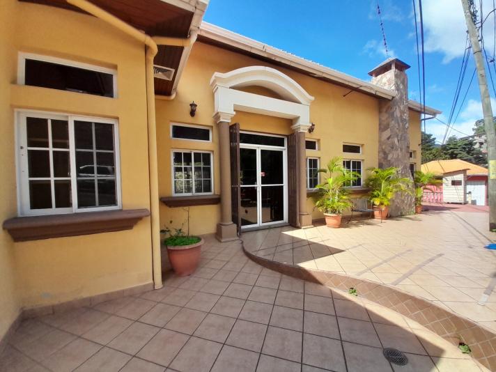 Alquiler Local Comercial Santa Luc&iacute;a cuenta con las siguiente caracter&iacute;sticas y ventajas: 162 m2 Climatizado 1 ba&ntilde;o Terraza Chimenea Estacionamiento para 6+ veh&iacute;culos Un espacio funcional, atractivo y con potencial para destacar cualquier tipo de negocio a un precio de $ 3,300.00 + 15% ISV.